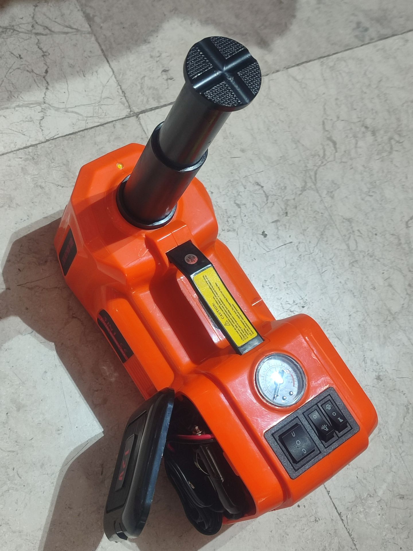 کمپرسور فندکی و جک ماشین و چراغ قوه 12 ولت