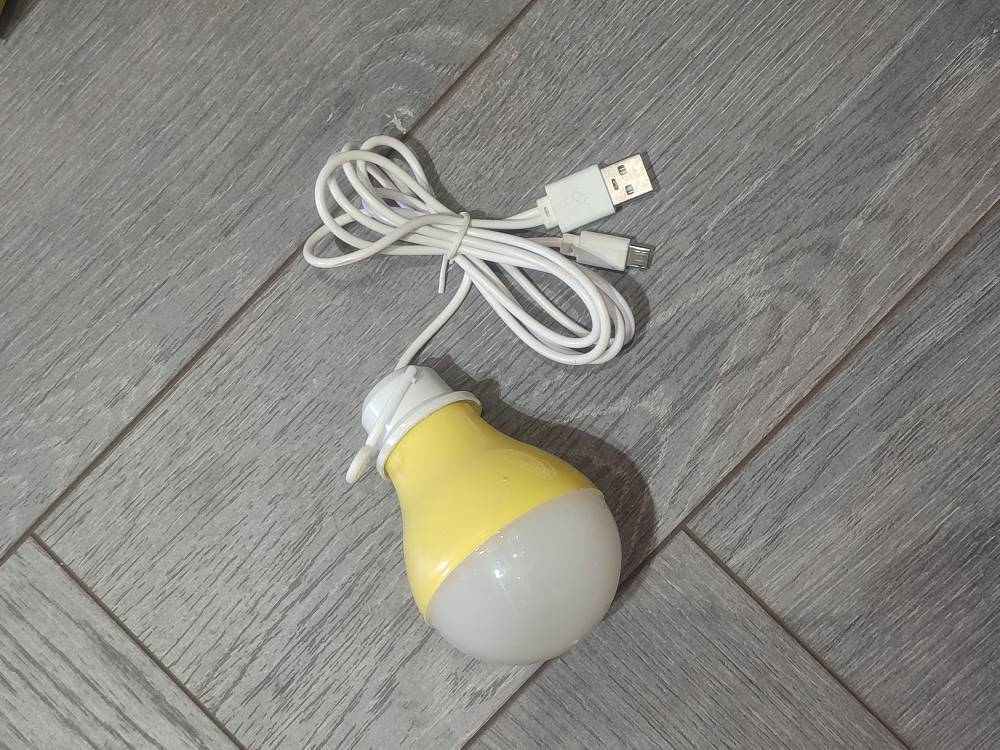 لامپ روشنایی با قابلیت روشن شدن با گوشی و اتصال USB